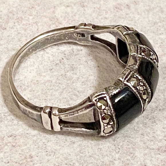 Vintage Sterling Silver Triple Marcasite and Black Onyx Ring - Picture 6 of 11